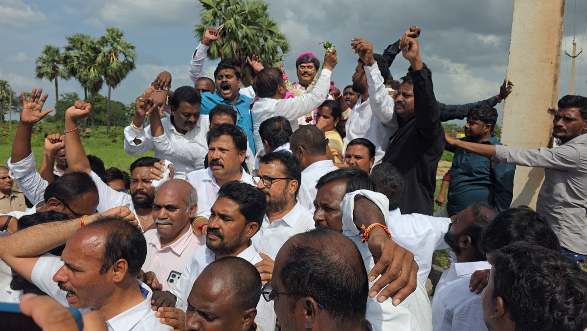 BRSNarenderWGL's tweet photo. ఉద్రిక్తతల నడుమ పెద్ది సుదర్శన్ రెడ్డి గారి విగ్రహ ప్రతిష్ఠ

ఉద్రిక్తతల నడుమ దివంగత నేత శ్రీ పెద్ది సుదర్శన్ రెడ్డి గారి విగ్రహ ప్రతిష్ఠ కార్యక్రమం జరిగింది. అనంతరం నన్నపునేని నరేందర్ గారు కొబ్బరికాయ కొట్టి, విగ్రహానికి పూలమాల వేసి ఘనంగా నివాళులర్పించారు.
@BRSparty 
@KTRBRS https://t.co/WIgPDFxiDz