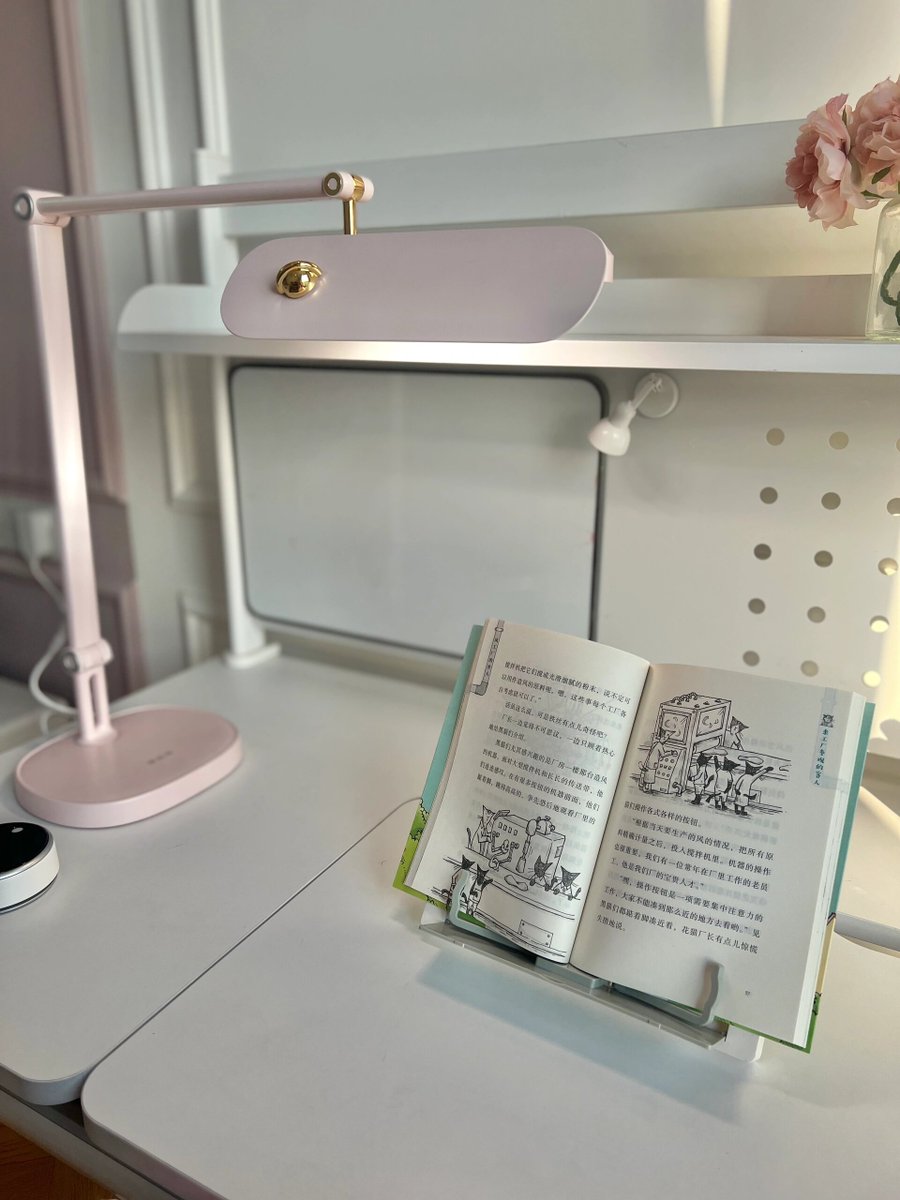 DominiqueG5la's tweet photo. A clutter-free desk = a clear mind for focused work  Add a small potted plant and a nice lamp, productivity just got a glow-up! https://t.co/DjAIQU7lb5