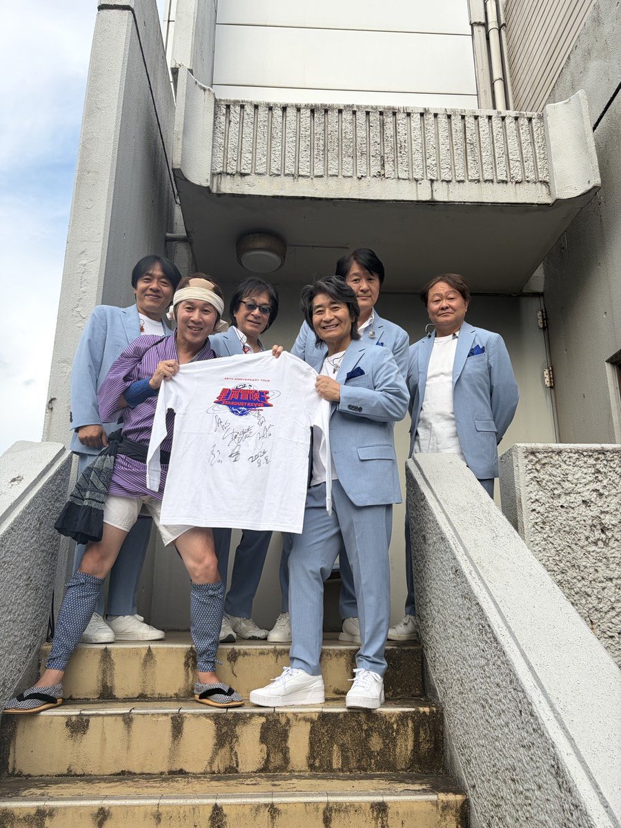 akarukuaisatsu's tweet photo. こんばんは。

一大事です！
#テレビ行田 ✕ #FMクマガヤ 「のぼーが行く！」#わらしべ長者 の１品目としてスターダスト・レビューのサイン入りTシャツをご本人より頂いてしまったのだ〜
ありがとうござりまする！どうしよう！？

8/13(木)12時頃より産文辺りでわらしべスタート予定♪

のぼ
#スタレビ https://t.co/HMjGzTbigp