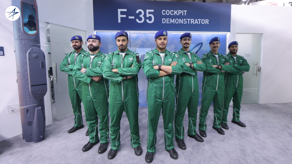 LMMiddleEast's tweet photo. الصقور السعودية والـF-35. 

حين تلتقي خبرة الطيران الفريدة بتكنولوجيا الجيل الخامس.

لقطة من زيارة فريق الصقور السعودية لاستكشاف قمرة قيادة الـF-35 خلال معرض الدفاع العالمي. 🇸🇦 https://t.co/vj4ibJZy2o