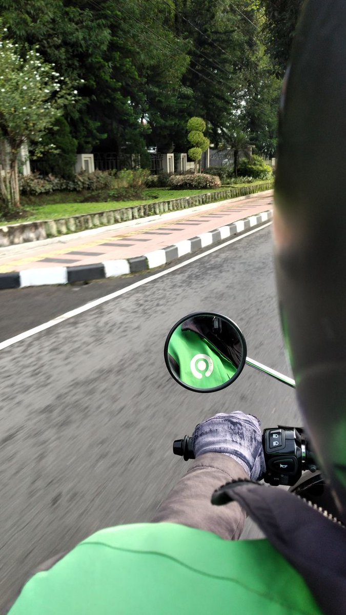 fahmowl's tweet photo. Tadi brgkt kerja naik gojek karena udah telat banget. Di tengah jalan baru sadar dompetku jatuh, abang gojeknya langsung putar balik dan bantu nyari sampai ketemu di pinggir jalan. Padahal beliau bisa aja bilang bukan tanggung jawabnya. https://t.co/intIzUrH5d