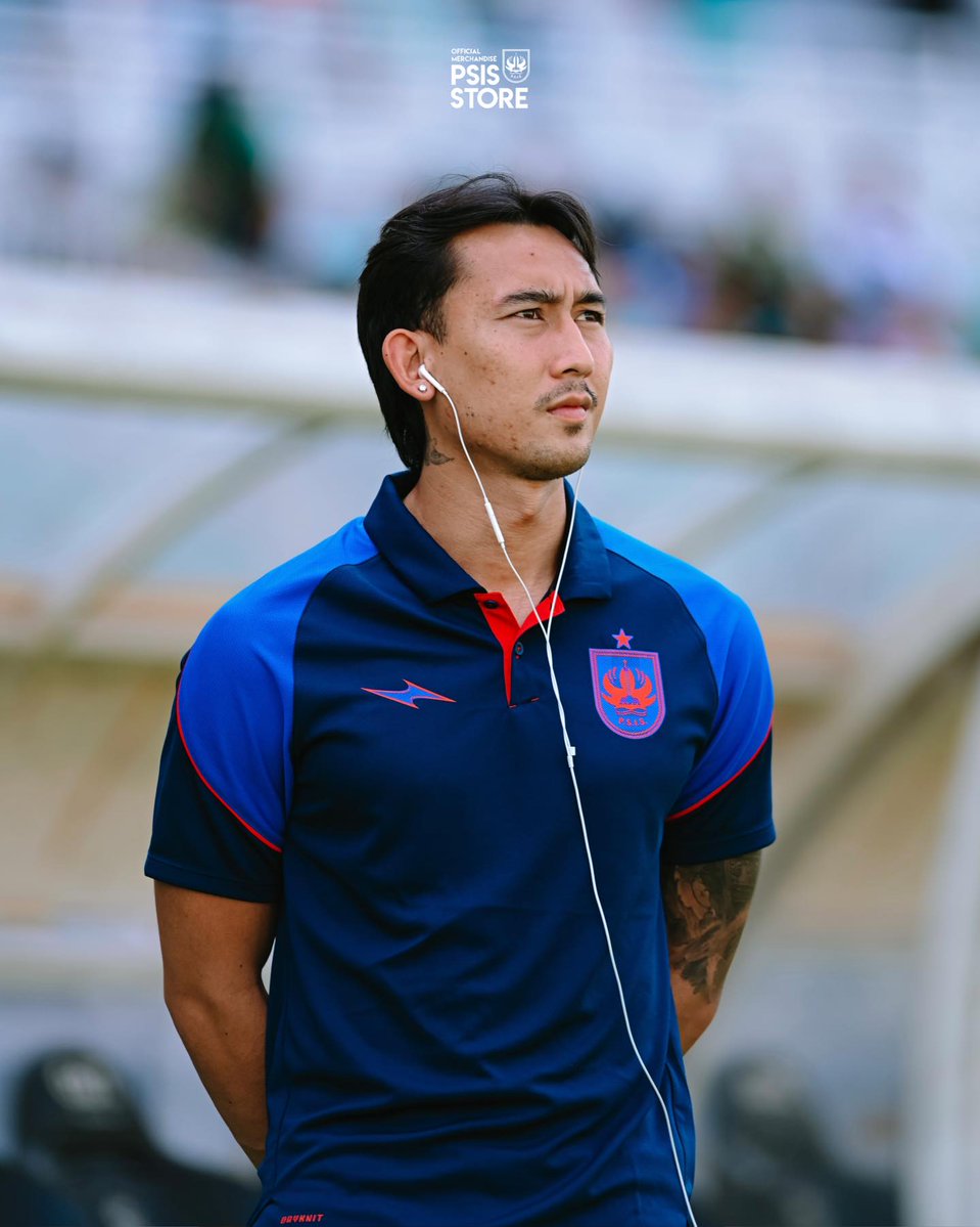 A_Rakhman's tweet photo. PSIS Semarang dan Riors ini diam-diam menghanyutkan ya.

Tanpa banyak publikasi sudah keluar aja barang-barang tjakep buat musim 2026/2027.

Dan enaknya, yang sudah diperkenalkan langsung bisa didapatkan di store... https://t.co/T1jx3NQNTT