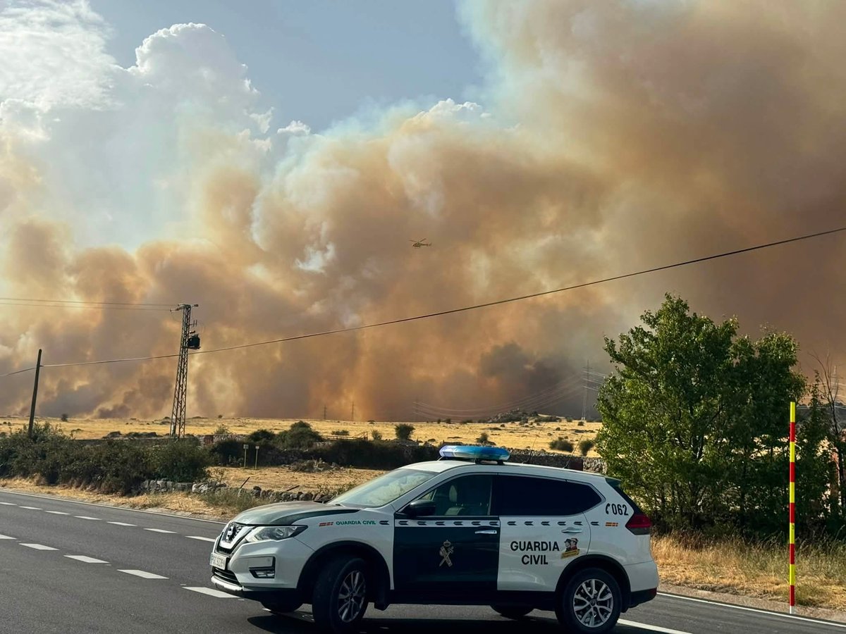 guardiacivil's tweet photo. 🚨 ÚLTIMA HORA | Situación del #IFNavasDeSanAntonio (Segovia)
🔥 El incendio se mantiene en IGR-2. Su evolución es positiva, aunque se mantienen las medidas preventivas ante las rachas de viento previstas.

🏘️ Poblaciones afectadas:
➡️ Continúan evacuadas Los Ángeles de San Rafael y Vegas de Matute.
➡️ Se mantiene el confinamiento de Valdeprados.

👮‍♀️👮‍♂️ Despliegue @guardiacivil :
➡️ Más de 50 efectivos de Seguridad Ciudadana, USECIC, Tráfico y SEPRONA.
➡️ Control de accesos y apoyo a las evacuaciones.
➡️ Vigilancia de las zonas desalojadas para proteger viviendas y bienes.
➡️ Regulación y seguridad del tráfico.

🚧 Carreteras cortadas:
❌ N-603 (PK 64 al 87).
❌ SG-722 (PK 0 al 5).
⚠️ Evita desplazamientos por la zona, respeta los cortes y no te acerques al incendio. Sigue únicamente información de fuentes oficiales.
📞 Emergencias: 112 | 062