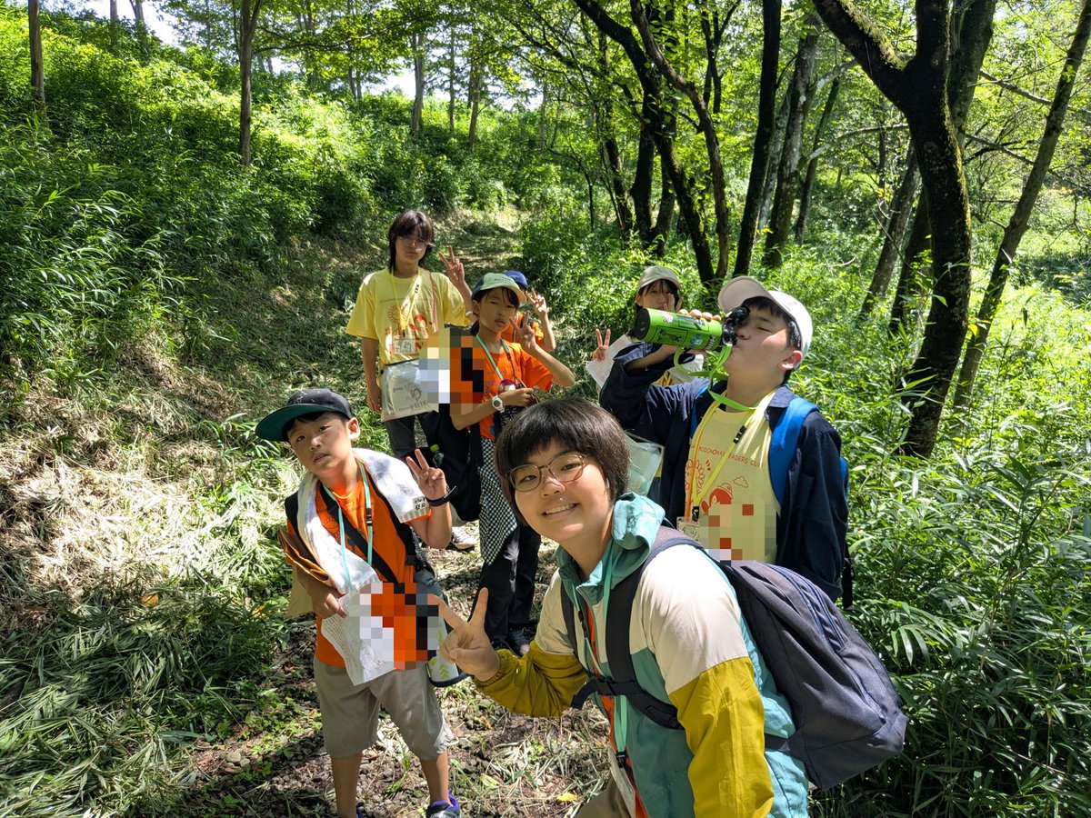 koshi_friends's tweet photo. 2日目午前は自然体験としてアドベンチャーラリーを行いました。
仲間作りのチェックポイントをめぐりながら、小枝など自然のものを集めながら、自然の中を歩きました。
暑くなってくる午前中でしたが、笹のトンネルがあり、トンネルの中は風が通り、涼しかった！

仲間と協力して冒険ができました。 https://t.co/iwhqnERhAI