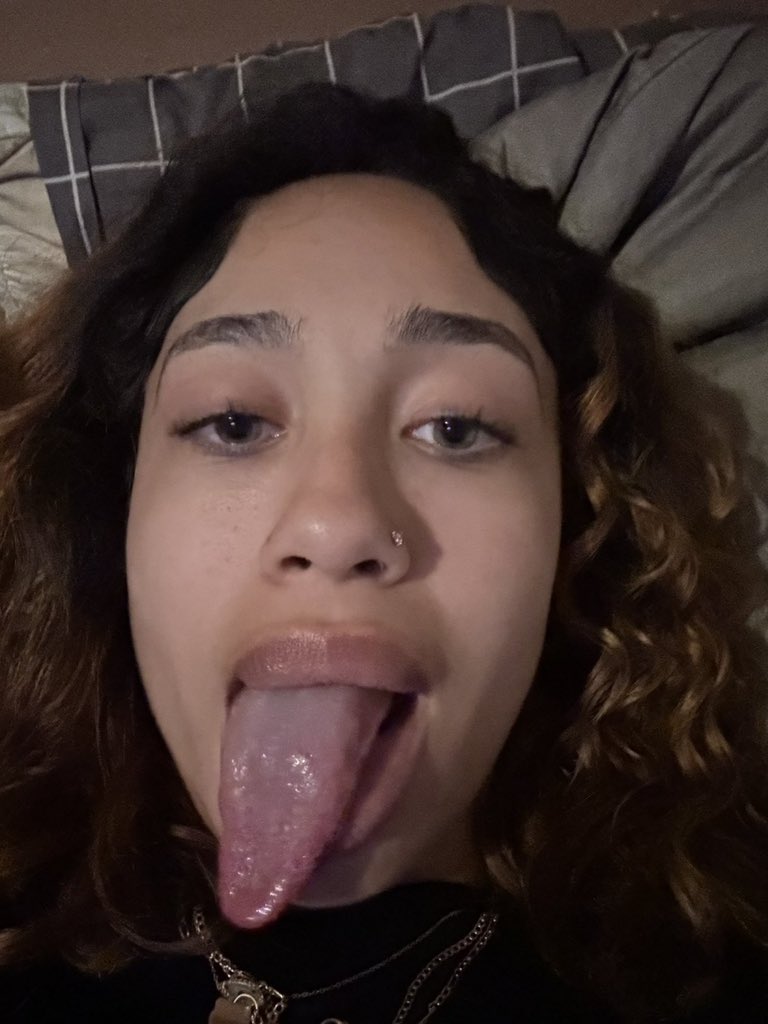 Prettyfaaceee_'s tweet photo. I need that dick all in my mouth 😮‍💨 https://t.co/rT0i41imCa