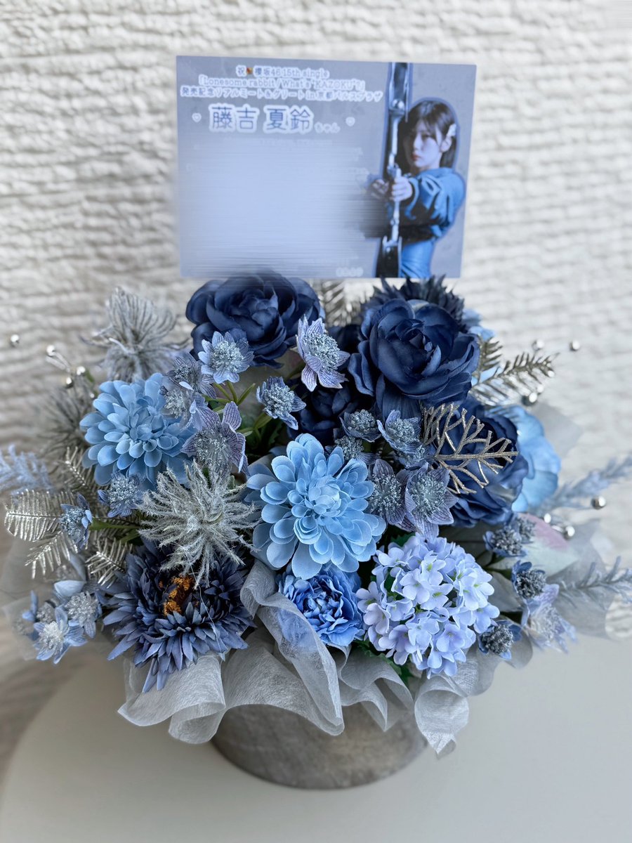 cureO829's tweet photo. 超遅ればせながら、京都リアミで夏鈴ちゃんにお花出しました(՞_  ̫ _՞)"夏鈴ちゃんが今作でお気に入りと教えてくれた衣装をモチーフに💠
お花のこと考える時間とかお花の話を夏鈴ちゃんとする時間がどんどん好きになっていく https://t.co/9WsjOUN9Va