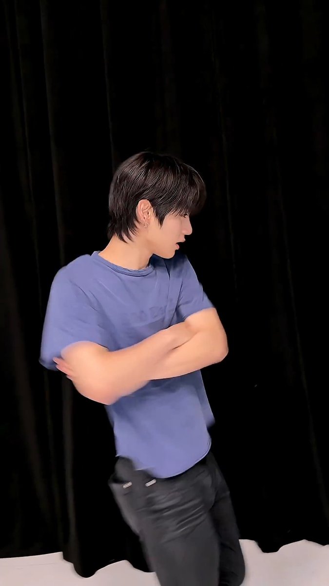 _tae_san's tweet photo. I'm twenty three 
난 수수께끼 Question
뭐게요 맞혀봐요
I'm twenty three
틀리지 말기 Because 
난 몹시 예민해요
맞혀봐
한 떨기 스물셋 좀 
아가씨 태가 나네
다 큰 척해도 적당히 믿어줘요
얄미운 스물셋
아직 한참 멀었다 얘 
덜 자란 척해도
대충 속아줘요
난 그래 확실히 지금이 좋아요 
아냐 아냐
사실은 때려 치고 싶어요
아 알겠어요
나는 사랑이 하고 싶어
아니 돈이나 많이 벌래
맞혀봐 
어느 쪽이게
얼굴만 보면 몰라
속마음과 다른 표정을 짓는 일
아주 간단하거든
어느 쪽이게
사실은 나도 몰라
애초에 나는 단 한 줄의 
거짓말도 쓴 적이 없거든
여우인 척 하는 곰인 척
하는 여우 아니면
아예 다른 거
어느 쪽이게
뭐든 한 쪽을 골라
색안경 안에 비춰지는 거
뭐 이제 익숙하거든
Check it out
겁나는 게 없어요
엉망으로 굴어도 
사람들은 내게 매일 친절해요
인사하는 저 여자
모퉁이를 돌고도
아직 웃고 있을까
늘 불안해요
난 영원히 아이로 남고 싶어요
아니 아니
물기 있는 여자가 될래요
아 정했어요
난 죽은 듯이 살래요
아냐 다 뒤집어 볼래
맞혀봐
어느 쪽이게
얼굴만 보면 몰라
속마음과 다른 표정을 짓는 일
아주 간단하거든
어느 쪽이게
사실은 나도 몰라
애초에 나는 단 한 줄의 
거짓말도 쓴 적이 없거든
여우인 척 하는 곰인 척
하는 여우 아니면
아예 다른 거
어느 쪽이게
뭐든 한 쪽을 골라
색안경 안에 비춰지는 거
뭐 이제 익숙하거든
난 당신 맘에 들고 싶어요
아주 살짝만
얄밉게 해도 돼요
난 당신 맘에 들고 싶어요
자기 머리 꼭대기 위에서
놀아도 돼요
맞혀봐
어느 쪽이게
얼굴만 보면 몰라
속마음과 다른 표정을 짓는 일
아주 간단하거든
어느 쪽이게
사실은 나도 몰라
애초에 나는 단 한 줄의 
거짓말도 쓴 적이 없거든
여우인 척 하는 곰인 척
하는 여우 아니면
아예 다른 거
어느 쪽이게
뭐든 한 쪽을 골라
색안경 안에 비춰지는 거
뭐 이제 익숙하거든