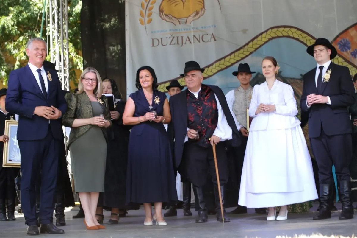 MarinPiukovic's tweet photo. Dužijanca svjedoči o snazi i opstojnosti Hrvata na ovim prostorima. Završetak žetve i blagoslov novog kruha podsjećaju nas na trud predaka koji su na ovoj zemlji opstali uprkos svim izazovima.  Zahvalni, nastavljamo odgovorno i ponosno raditi za dobrobit Hrvata u 🇷🇸. https://t.co/4q1vpE5sQT