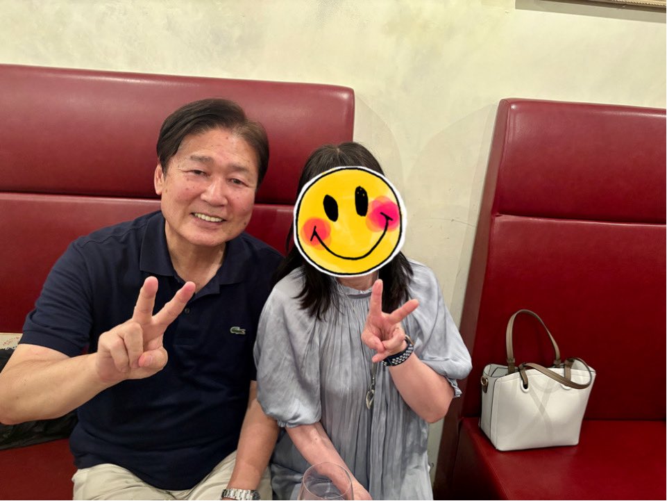 krgsh_hrm's tweet photo. 本日も元気に開店します😃👍
ぜひ遊びに来て下さいね💓
本日のメインエベントはうーん、なんだろう⁉️🤣
浪速のカリスマ添乗員　平田進也さんと👍
551は大阪土産のど定番✨
ディズニーザマーケット
パレドオールのシェイク
#日本旅行 #551蓬莱 #ディズニーザマーケット https://t.co/rgyLccDyNv
