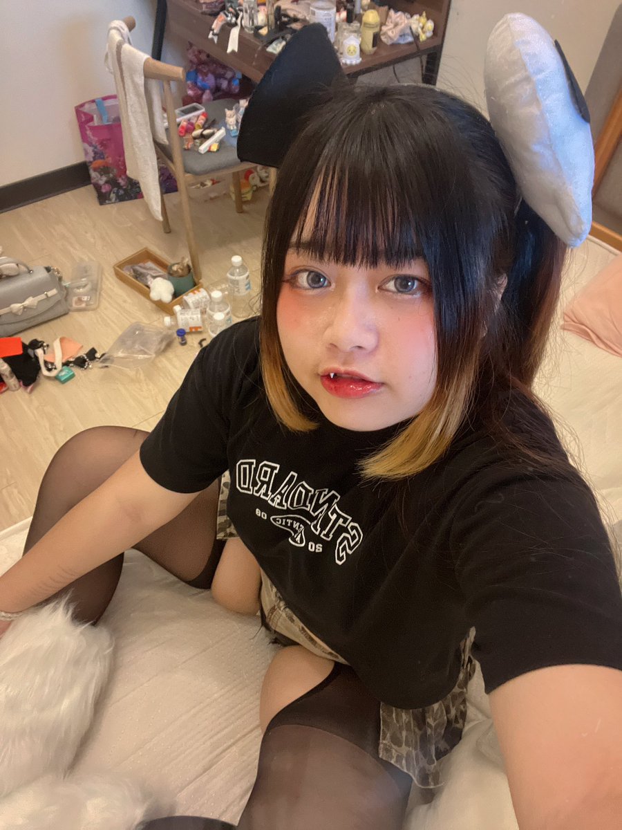 Pajidiary's tweet photo. I make my bedroom sooo messy pls don't judge I'll tidy it up ❤️‍🩹 https://t.co/jy9dPBXuSZ