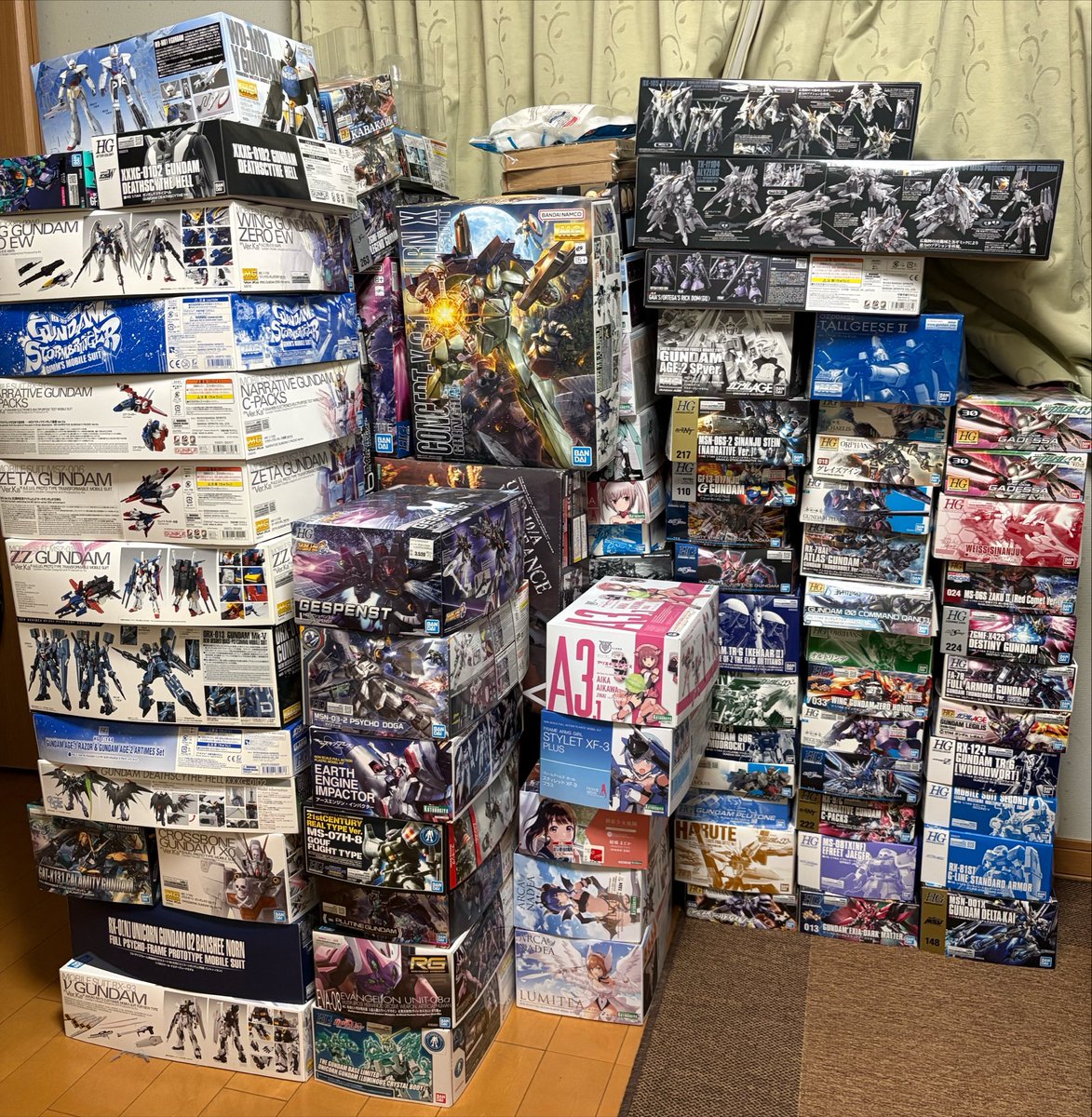excel_dragon's tweet photo. 実家のワシの部屋が兄貴のプラモデルで汚染されているという話 https://t.co/ytNo2PjBey