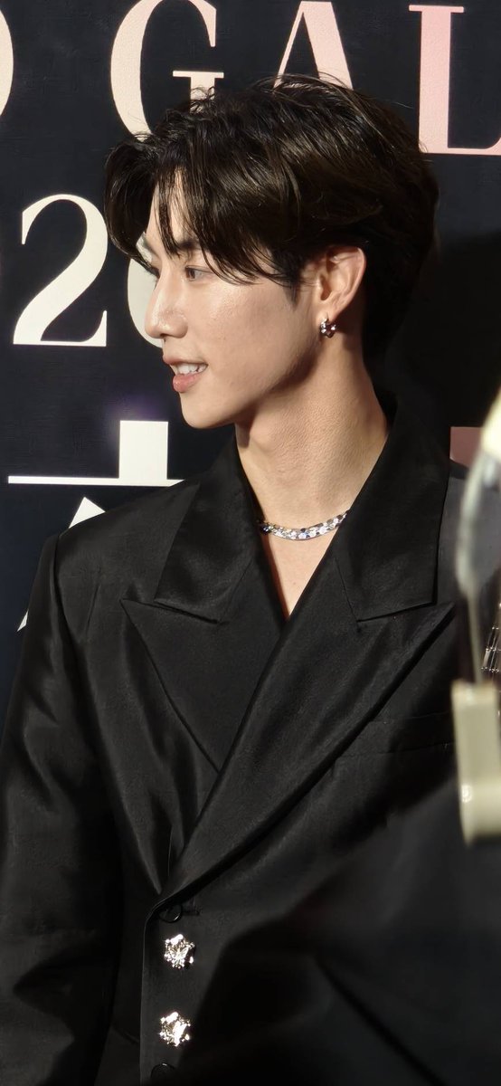 JINSIA52's tweet photo. ภาพนี้คือ น้องมาร์คช่ายป่ะ? คุ้นๆหน้าว่ามีในกล้อง 

จากแฟนคลับที่ยืนรอ #เหรินเจียหลุน 
เซพไปได้เลยค่ะ ไม่ต้องขอ 

#段宜恩 #MarkTuan 
#MarkTuanXWeiboGala2026 https://t.co/aceOiPjzZF