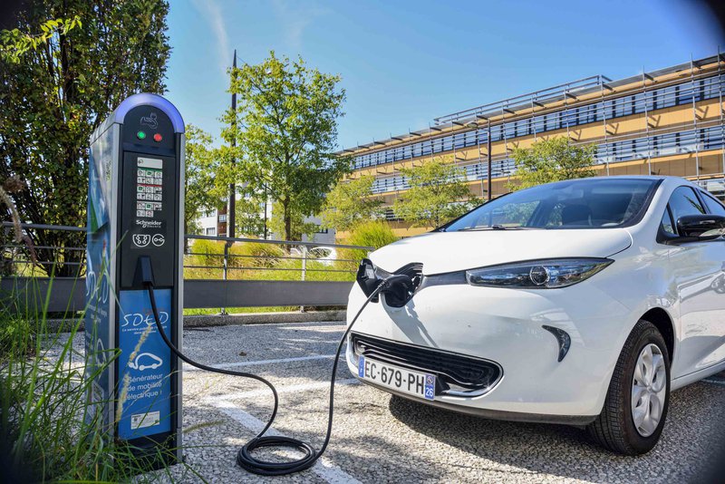 Leur piège se referme. 
Ils ont saboté notre industrie automobile au profit des voitures électriques, nous les ont vendues comme écologiques et vertueuses mais surtout comme étant économiques, et ils vont maintenant les taxer pour remplir les poches de l’État.
En 2027 nous