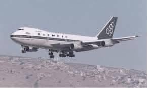 67Morgana's tweet photo. Σαν σήμερα, το πρωί της 9 Αυγούστου 1978 η Ελλάδα θα ζούσε παραλίγο την μεγαλύτερη αεροπορική τραγωδία της ιστορίας με το Boeing 747 που θα έπεφτε στο κέντρο της Αθήνας!
Το Boeing 747 της Ο.Α. που νίκησε τους νόμους της Φυσικής
Η Boeing θεωρεί ότι «έπεσε»…
Η πτήση θρίλερ 411 της Ολυμπιακής τον Αύγουστο του 1978, απο Αθήνα για Νέα Υόρκη, με το ολοκαίνουργιο Boeing747, έμεινε στην ιστορία για το απαράμιλλο σθένος του πιλότου Μιγάδη, που κατόρθωσε να κρατήσει στον αέρα το αεροπλάνο, ξύνοντας τις πολυκατοικίες της Αθήνας.
Ολες οι προσομοιώσεις της Boeing εως σήμερα δείχνουν οτι το αεροπλάνο παντα πέφτει.
Το 1978 ένα θηριώδες τζάμπο της Ολυμπιακής με 418 επιβάτες, παραλίγο  να πέσει στο κέντρο της Αθήνας, λίγα μόλις λεπτά μετά την απογείωση του.
Η αεροπορική τραγωδία αποφεύχθη χάρη στον έμπειρο πιλότο, Σήφη Μιγάδη, ο οποίος κατάφερε να κρατήσει στον αέρα το αεροσκάφος.
Το επίτευγμα του διδάσκεται στα σεμινάρια της Boeing, καθώς “νίκησε τους νόμους της φυσικής”, πετώντας σε εξαιρετικά χαμηλό ύψος και με ελάχιστη ταχύτητα κάτω από το όριο της απώλειας στήριξης.
Το γεγονός ότι δεν συνετρίβη θεωρείται «θαύμα» ενώ σε όλες τις προσομοιώσεις που έχουν γίνει το αεροπλάνο πάντα πέφτει.
Η κατασκευαστική εταιρεία έχει χαρακτηρίσει εκείνο το αεροσκάφος  «lost» και το θεωρεί πεσμένο, παρόλο που ο πιλότος της Ολυμπιακής, Σήφης Μιγάδης, κατάφερε να το προσγειώσει….
Η απογείωση και η καταστροφή του κινητήρα.
Στην Πτήση 411 της 9 Αυγούστου 1978 ένα από τα τέσσερα Boeing 747-200 της Ολυμπιακής θα πετούσε από την Αθήνα με προορισμό τη Νέα Υόρκη.
Στις 14.00 το πλήρωμα πήρε τις θέσεις του και το αεροπλάνο μπήκε στον αεροδιάδρομο για την απογείωση.
Εκείνη την ημέρα το αεροσκάφος είχε 400 επιβάτες, εκ των οποίων οι περισσότεροι ήταν Αμερικανοί τουρίστες και 160 τόνους καύσιμα, καθώς θα πετούσε απευθείας από Αθήνα για Νέα Υόρκη.
Μαζί τους πετούσαν και 18 μέλη πληρώματος με κυβερνήτη τον κρητικό Σήφη Μιγάδη.
Είχε 32 χρόνια εμπειρία και τα τελευταία χρόνια είχε αναλάβει το πιλοτάρισμα των jumbo της Ολυμπιακής.
Συγκυβερνήτης ήταν ο Κ. Φικάρδος, στενός φίλος του Μιγάδη, με τον οποίο συνεργάστηκε πολλά χρόνια και έκαναν πολλά ταξίδια μαζί ….
Πριν οι ρόδες ξεκολλήσουν από το έδαφος, ακούστηκε μια έκρηξη από τον δεξί κινητήρα, ο οποίος εξερράγη λόγω υπερθέρμανσης των αγωγών ψύξης του στροβίλου, ενώ οι υπόλοιποι 3 έχασαν την ισχύ τους.
Ο Μιγάδης δεν μπορούσε να σταματήσει και έδωσε εντολή στον Φικάρδο να μαζέψει τις ρόδες για να συνεχίσει. Ο πιλότος έδινε μάχη να ανυψωθεί και όσοι βρίσκονταν στο αεροδρόμιο πίστευαν ότι θα έπεφτε.
Με ελάχιστο ύψος κατάφερε να περάσει το πρώτο εμπόδιο, που ήταν ο λόφος «Πανί» στον Άλιμο.
Το αεροπλάνο πλέον πετούσε με ταχύτητα ελάχιστα χαμηλότερη από αυτή που ήταν το όριο για την απώλεια στήριξης.
Ενώ το όριο για την ελάχιστη ταχύτητα ασφαλείας πτήσης ήταν τα 180 μίλια/ω, το αεροπλάνο πετούσε με 158 μίλα/ω
Η πορεία που μπορούσε ο κυβερνήτης να ακολουθήσει ήταν μόνο ευθεία και οριζόντια.
Κάθε άλλη ενέργεια θα είχε σαν αποτέλεσμα την πτώση του Τζάμπο 747, γιατί θα έχανε πολύτιμους κόμβους ταχύτητας.
Ο Μιγάδης επέλεξε να το κρατήσει σταθερό σε οριζόντια θέση, καθώς γνώριζε πολύ καλά την αεροδυναμική.
Δεν τράβηξε πάνω τα χειριστήρια ώστε να ανεβάσει το αεροπλάνο, αλλά κόλλησε το αεροπλάνο στο έδαφος σε μικρή απόσταση ώστε να υπάρχει το φαινόμενο “ground effect” για αύξηση της άνωσης. Όπως είχε πει σε συνέντευξη του, παρέκαμψε πολλούς κανόνες και διαδικασίες που προβλέπονταν, προκειμένου να το κρατήσει στον αέρα.
Δεν μπορούσε να το στρίψει και να κάνει ελιγμούς.
Πήγαινε μόνο ευθεία και αποφάσισε να κινηθεί προς το όρος του Αιγάλεω, για να πέσει τουλάχιστον σε ακατοίκητη περιοχή.
Εκείνα τα δραματικά δευτερόλεπτα, στο πιλοτήριο επικρατούσε σιγή.
Παράλληλα ο μηχανικός βελτίωνε την κατάσταση των κινητήρων, ενώ οι κυβερνήτης – συγκυβερνήτης  ήταν απόλυτα συγκεντρωμένοι και ψύχραιμοι. Αυτός ήταν ο λόγος που οι επιβάτες δεν κατάλαβαν τίποτα και μερικοί πίστευαν ότι η χαμηλή πτήση στην Αθήνα ήταν στο πρόγραμμα.
Πολλοί έβγαζαν φωτογραφίες από τα παράθυρα, ενώ περνούσαν πάνω από τις στέγες των κτιρίων….
Το αεροπλάνο ενώ έχει φτάσει σε ύψος 209 πόδια (περίπου 70 μ)  κατεβαίνει στα 157 πόδια (55 μ.) περνάει πάνω από τις πολυκατοικίες του Αλίμου, του Φαλήρου, της Νέας Σμύρνης και της Καλλιθέας και κατευθύνονταν πλέον προς το όρος Αιγάλεω με σκοπό του κυβερνήτη να το ρίξει εκεί αποφεύγοντας οποιαδήποτε κατοικημένη περιοχή.
Όλοι στο θάλαμο διακυβέρνησης ήξεραν ότι με τέτοιες συνθήκες το αεροπλάνο δε μπορεί να κρατηθεί και θα πέσει.
Το αεροπλάνο συνέχιζε να πετά στα 55 μέτρα ξύνοντας τις πολυκατοικίες και παρασέρνοντας ακόμα και κεραίες τηλεοράσεων.
Σιγά σιγά, η ταχύτητα άρχισε σταδιακά να αυξάνεται μετά από την παρέμβαση του μηχανικού και όταν ανέβηκε στα 170 μίλια/ω ο κυβερνήτης άρχισε σιγά σιγά να ανεβάζει το αεροπλάνο φτάνοντας σε  ύψος 300 πόδια (100μ) και κατευθύνθηκε προς το Σκαραμαγκά για να αδειάσει τις δεξαμενές του αεροπλάνου πριν να επιχειρήσει να προσγειωθεί.
Η όλη κρίσιμη διαδικασία κράτησε 93 δευτερόλεπτα.
Η προσγείωση στο Ελληνικό
Με λεπτούς χειρισμούς και μικρούς ελιγμούς ο Μιγάδης κατάφερε να το στρίψει και να επιστρέψει πίσω.
Οι εργαζόμενοι του Ελληνικού που το είδαν να έρχεται από τον Πειραιά δεν το πίστευαν.
Η άφιξη του αεροσκάφους έγινε σε πανηγυρικό κλίμα.
Δεν εξηγείται από μηχανικής και φυσικής άποψης η παραμονή τέτοιου αεροσκάφους στον αέρα, το οποίο πετάει κάτω από τα όρια απώλειας στήριξης.
Η Boeing επιβεβαίωσε ότι το αεροπλάνο πετούσε κάτω από αυτά τα όρια και σε κάθε προσομοίωση που έκανε, το αεροπλάνο πάντα έπεφτε!
Όπως είχε δηλώσει ο Μιγάδης το 1994 σε συνέντευξη του στην εκπομπή του Κώστα Παπαπέτρου «Μια στις χίλιες»:
«Όσοι ζούμε μετά από αυτό, ζούμε λαθραία».
Μετά την παρολίγον τραγωδία, πήρε ξανά τη θέση στο πιλοτήριο νέου αεροσκάφους και στις 6  το απόγευμα πέταξε με το υπόλοιπο πλήρωμα για τη Νέα Υόρκη.
Η ψυχραιμία του, οι γνώσεις του και η εμπειρία του έσωσε χιλιάδες ανθρώπους.
Αν είχε πέσει, θα ήταν η μεγαλύτερη αεροπορική τραγωδία στα ελληνικά χρονικά.
Ωστόσο, ο θρυλικός πιλότος της Ολυμπιακής, ο Σήφης Μιγάδης κατάφερε να το προσγειώσει και η πτήση 411 διδάσκεται ακόμα και σήμερα στους εκπαιδευόμενους πιλότους…