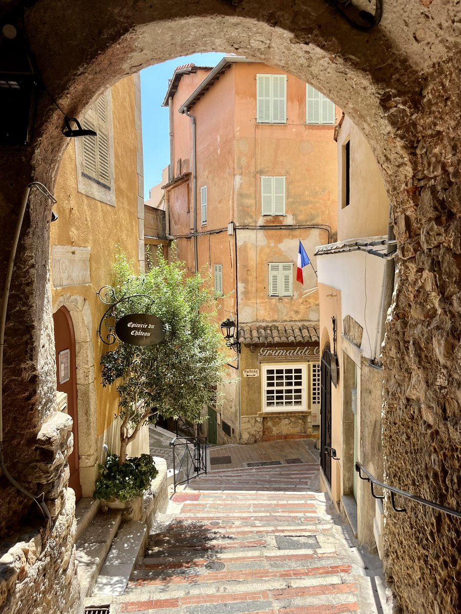 VisitCotedazur's tweet photo. On parle beaucoup de la Côte d’Azur… mais pas assez de Roquebrune-Cap-Martin. 👀

Un village perché, des ruelles pleines de charme et la Méditerranée en toile de fond. 🇫🇷🌊
✨
📷​ @po_petit 
#RoquebruneCapMartin #CotedAzurFrance https://t.co/q8CRQItCOE