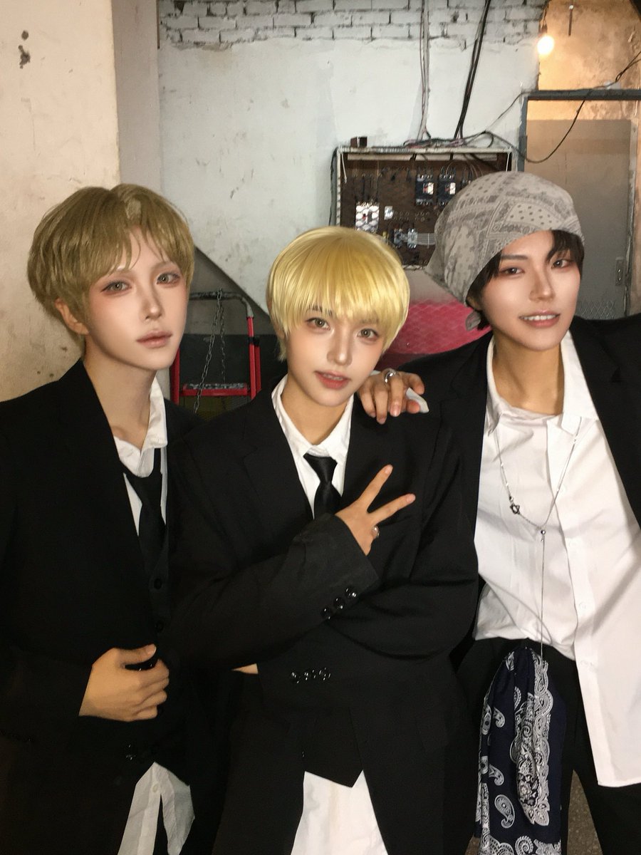 s2ow0_0's tweet photo. 제 동갑즈를 보세요 (권력 https://t.co/ZcHkAIk4Lx
