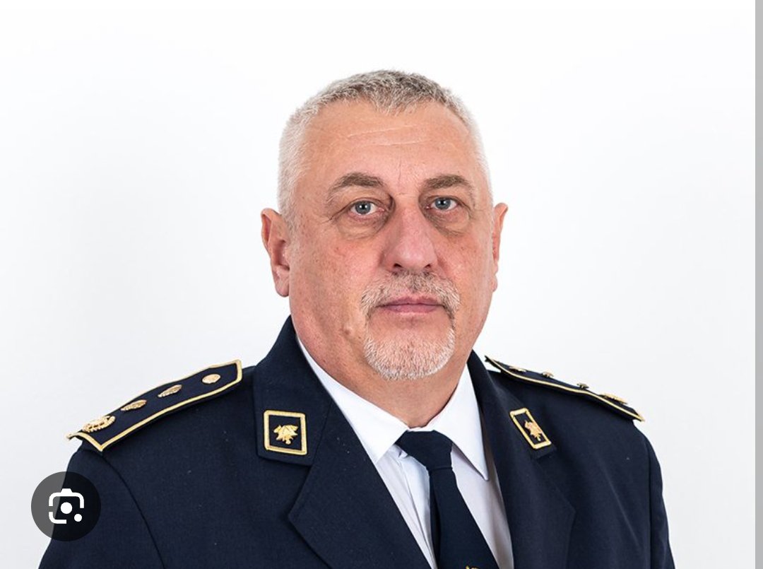 bodirogic45829's tweet photo. Драган Ћапин председник Ватрогасног савеза Србије, који организује шаторско представе и доводи "људе" у шатор код Белегиша, док гори његов комшилук. https://t.co/DlEw1yGbPg
