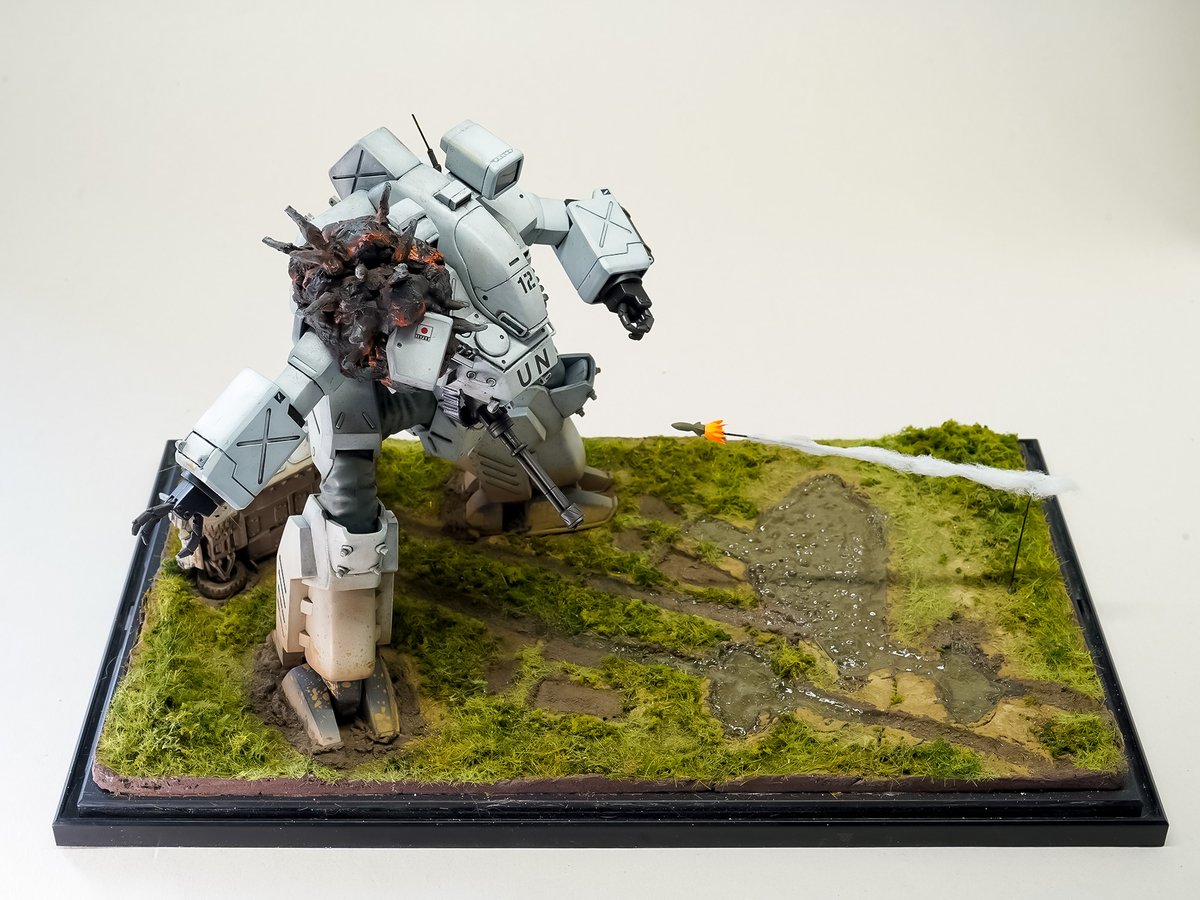 lowdope's tweet photo. コトブキヤ 1/72 ハンニバル PKO仕様
本体は無改造で車はフジミの軽装甲機動車。爆発エフェクトとロケット弾はスクラッチしました。
ジオラマはうーんって感じだけど配置は気に入ってますよ。次がんばる。
#パトレイバー #パトレイバー模型部 #8月10日はパトレイバーの日 https://t.co/rFLHL1Q1nx