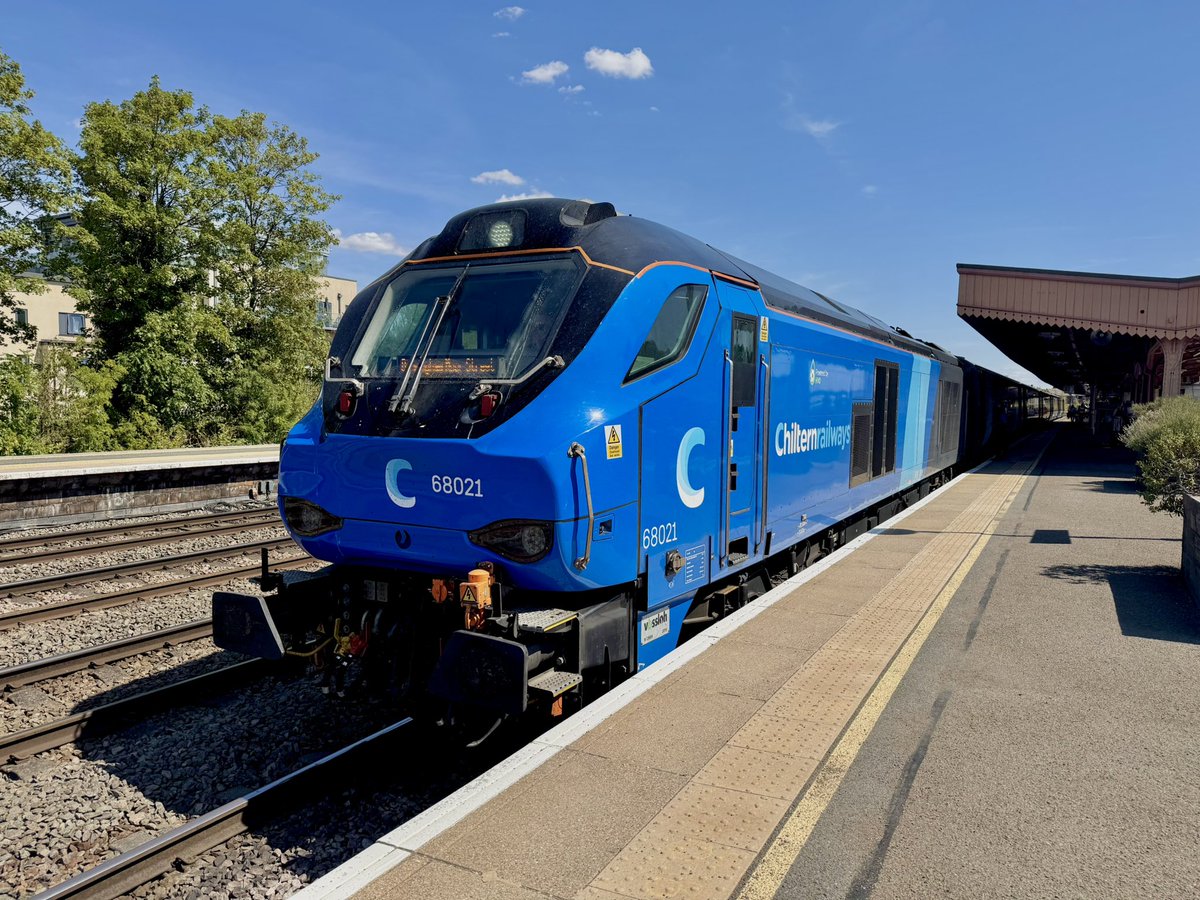 kingy69beard's tweet photo. #BlueMonday a few more pictures from Fridays #ChilternExplorer trip! 68021 seen at Leamington Spa and Banbury. #Class68 https://t.co/6XIbmIq7fP