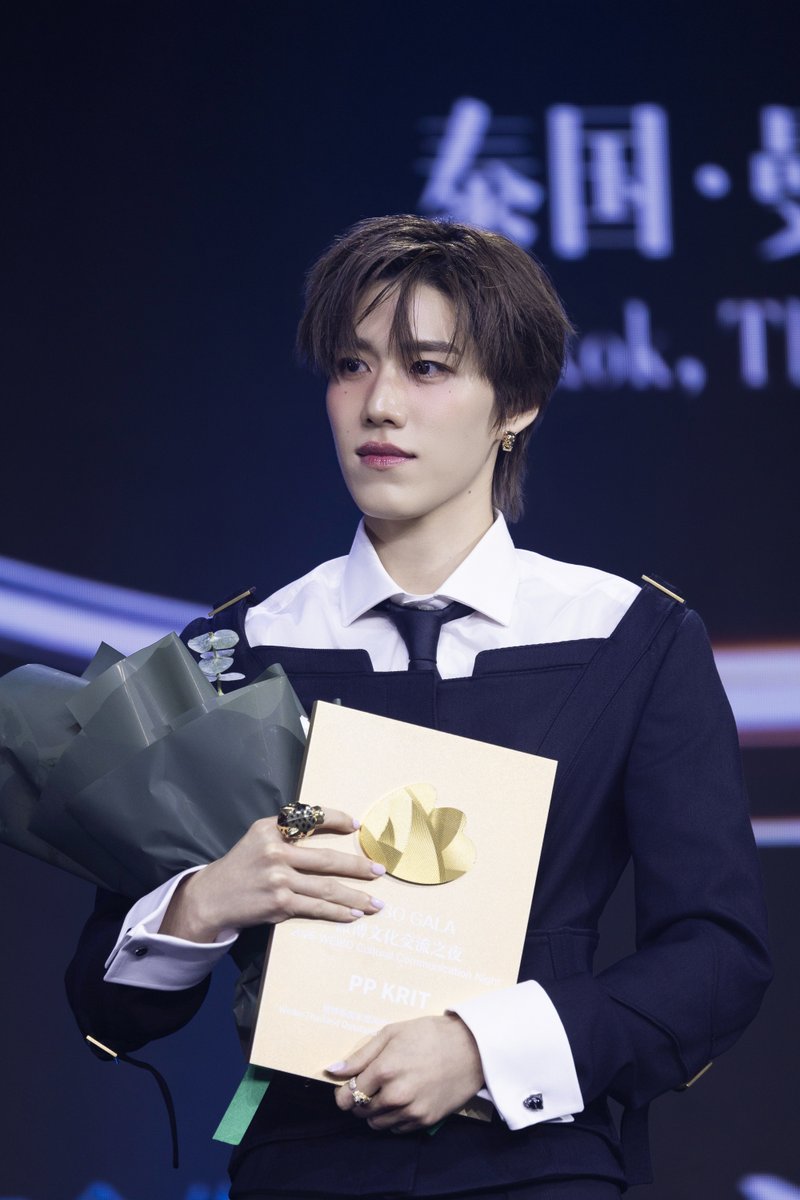 Newsideupdate's tweet photo. เสน่ห์เกินต้าน "พีพี กฤษฏ์" คว้ารางวัล Weibo Gala 2026 พร้อมเสิร์ฟโชว์เพลงใหม่ "Your Candy" ครั้งแรกบนเวที

ปังแบบไม่มีอะไรมากั้น "พีพี กฤษฏ์" คว้ารางวัล "Weibo Thailand Outstanding Music Expression Artist" จากงาน Weibo Gala 2026 การันตีความเป็นศิลปินผู้ถ่ายทอดอารมณ์ผ่านเสียงเพลงได้อย่างมีเอกลักษณ์และโดดเด่นที่สุด

ความพิเศษยังไม่หมดแค่นั้น เพราะงานนี้ พีพี ได้สปอยล์ความฟินด้วยการนำซิงเกิลใหม่ล่าสุด "Your Candy" มาโชว์บนเวทีเป็นครั้งแรก แจกความสดใสและเสน่ห์สุดปังจนแฟนๆ กรี๊ดสนั่น พารากอน ฮอลล์ เมื่อวันที่ 8 สิงหาคมที่ผ่านมา

"พีพี กฤษฏ์" กล่าวอ้อนแฟนๆ  "ขอบคุณแฟนๆ นะครับที่คอยซัพพอร์ตกันในทุกๆ ผลงาน เดี๋ยวปีนี้ก็จะมีอะไรให้ติดตามอีกเยอะนะครับ ฝากด้วยนะครับ"

#WeiboGala2026xPPKRIT #WeiboCulturalCommunicationNight #WeiboGala2026 #PPKritt #NewsideUpdate
