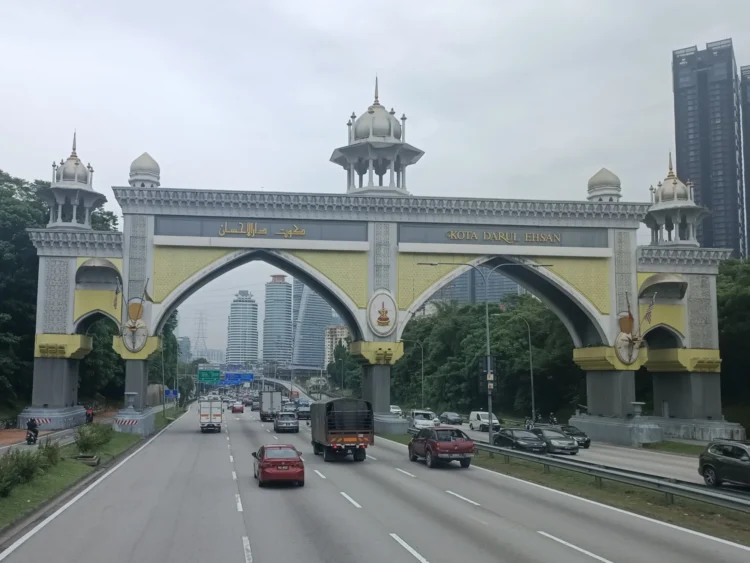 LowyatNET's tweet photo. Selangor Plans To Introduce A New Super App To Bring 12 Local Councils Under One Platform

https://t.co/K8XcCxDLtq https://t.co/xCAjPhUVtQ