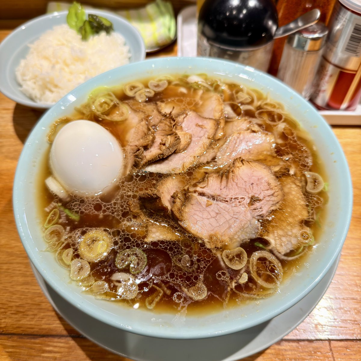 momoirof's tweet photo. 24時間いつ行ってもこのクオリティのラーメンが食えるのは凄い時代だわ https://t.co/VGrqFhHFAo