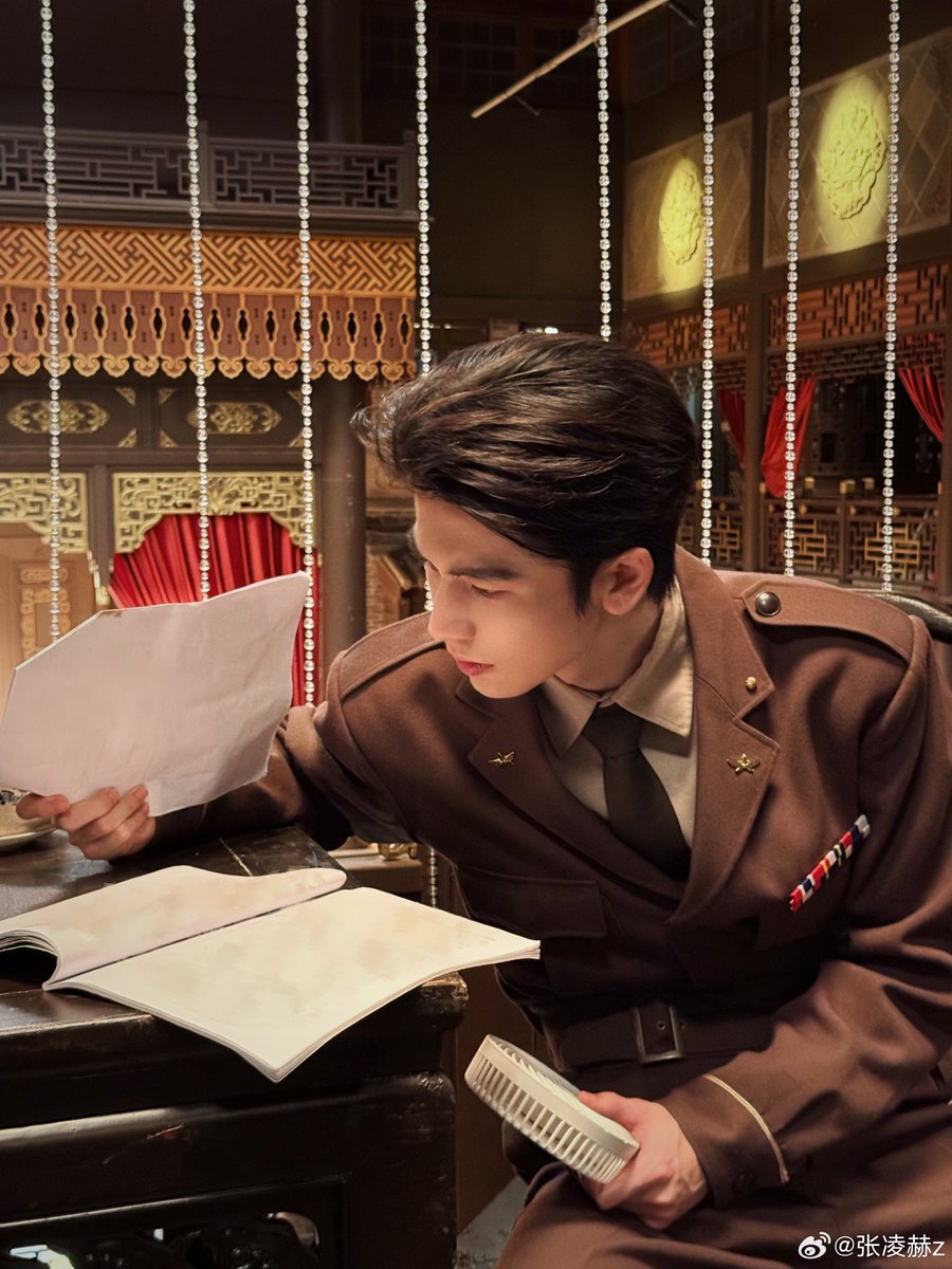 everydayzlh's tweet photo. •081026• zhang linghe weibo update 🚀 (1)

#zhanglinghe bids farewell to murong qingyi and #Overdo 🔥🎬

Murong Qingyi, someone who was repeatedly abandoned, yet never abandoned himself. He held firmly onto the most fundamental kindness and sense of justice, like a spark of fire illuminating the darkness, flickering but never extinguished.

So, for the days ahead, I hope you can live a little more freely and without restraint. A person is born to walk their own path, but you can still freely love, calmly accept being loved, and sincerely and carefully feel love.

The sun is shining beautifully today, and the scenery is beautiful. There are no gunshots, no smoke of war. Once you finish your work, go to the little stalls at the temple fair and have a taste of some freshly baked butterfly pastries.

the words on P1 is handwritten by linghe, it's qingyi's dialogues on ep 33: "passing through the raging fire, we become sparks"🥹
