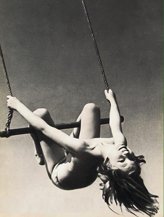 literlandweb1's tweet photo. "Lo más difícil, creo, es vivir intensamente en el presente, sin dejar que lo mancille  o estropee el temor al futuro o los remordimientos por un pasado mal llevado". 
Sylvia Plath https://t.co/q0bswxywpP