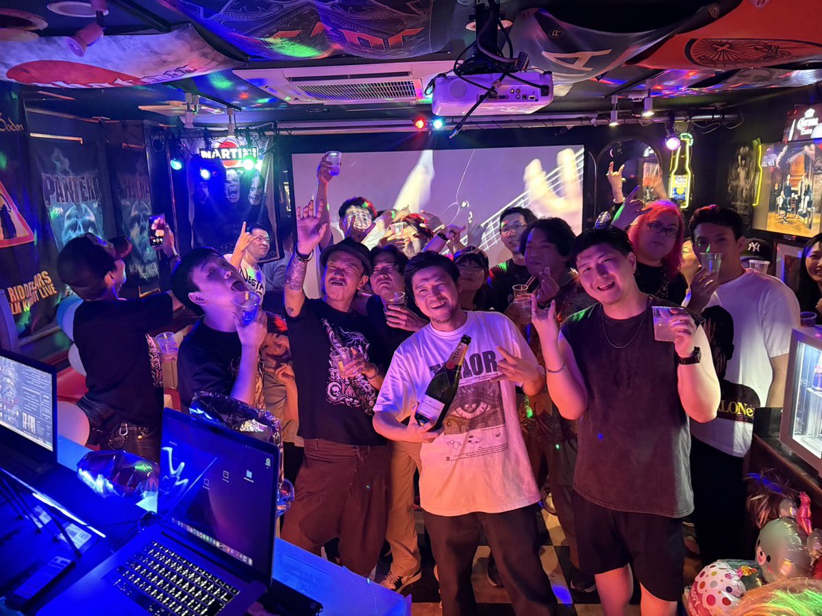 LANDSROCK's tweet photo. 8/10(月)
先週末二日間に渡り
行われましたマスターバースデー
大変沢山の皆様ご来場
有難うございます🙇‍♂️

そして今夜は正にマスターの
リアルバースデー‼️

19:00オープンしました🔥
#池袋 #ロックバー@LANDSROCK

イベント来れなかった方はぜひ🤘
ゆっくり話せる一夜🍻

楽しみましょ✨ https://t.co/RJk193iShd