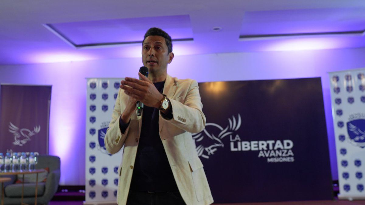 adrianmisiones's tweet photo. Nos estamos preparando para gobernar Misiones.
Este sábado dimos una demostración de compromiso: más de 400 personas de más de 50 municipios arrancaron la primera clase de la Escuela de Dirigentes de LLA.
Para que se den una idea de lo que estamos armando: somos el segundo distrito de todo el país en tener este programa. Misiones quiere un cambio y se nota.
Nos estamos capacitando en 4 módulos clave: economía, educación, desregulación y el rol del Estado. Porque para gobernar en 2027 no podemos improvisar; necesitamos equipos técnicos y líderes preparados para hacer una gestión en serio.
Una Misiones mejor es posible. Y hoy comenzamos a construirla.

@JMilei 
@KarinaMileiOk