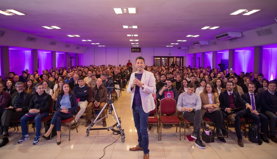 adrianmisiones's tweet photo. Nos estamos preparando para gobernar Misiones.
Este sábado dimos una demostración de compromiso: más de 400 personas de más de 50 municipios arrancaron la primera clase de la Escuela de Dirigentes de LLA.
Para que se den una idea de lo que estamos armando: somos el segundo distrito de todo el país en tener este programa. Misiones quiere un cambio y se nota.
Nos estamos capacitando en 4 módulos clave: economía, educación, desregulación y el rol del Estado. Porque para gobernar en 2027 no podemos improvisar; necesitamos equipos técnicos y líderes preparados para hacer una gestión en serio.
Una Misiones mejor es posible. Y hoy comenzamos a construirla.

@JMilei 
@KarinaMileiOk