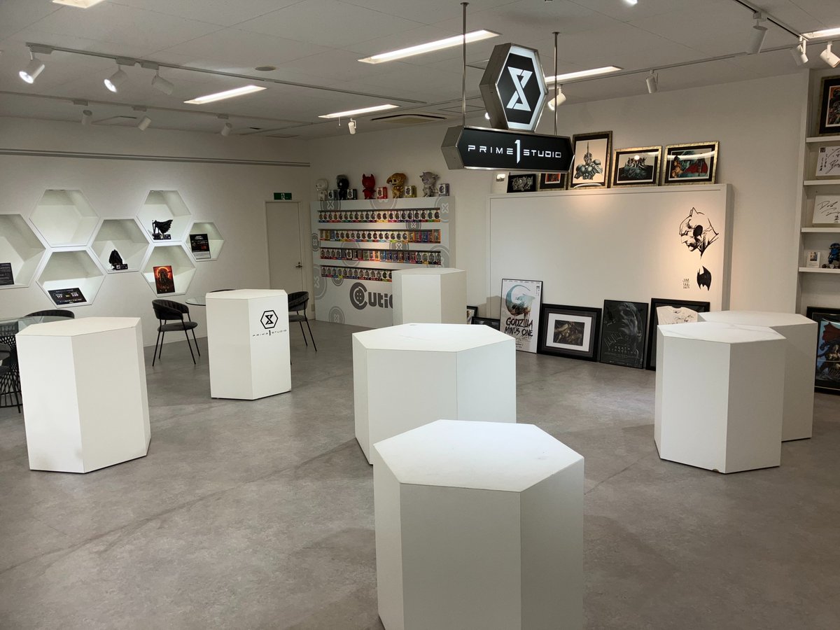 P1S_PR's tweet photo. ショールームで、なにやら展示準備中……👀
気づいたら独立展示台が7つ。

さて、ここに何が並ぶでしょうか💪？

#プライム1スタジオ #Prime1Studio https://t.co/UFLfnbigLj