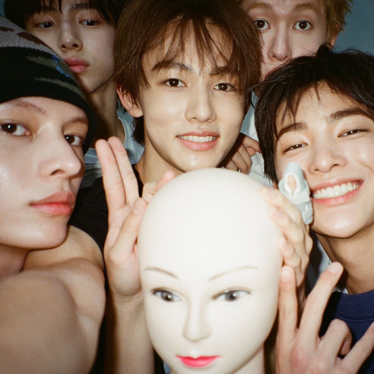 chimmuuv's tweet photo. berani bgt tuh gw liat-liat gantiin posisi Seonghyeon di tengah (pake AI pula)😂🤣 padahal anak2 CORTIS pada SEAN CENTRIC MENTOK lho ya😂😂 https://t.co/A3cVHJMtfi