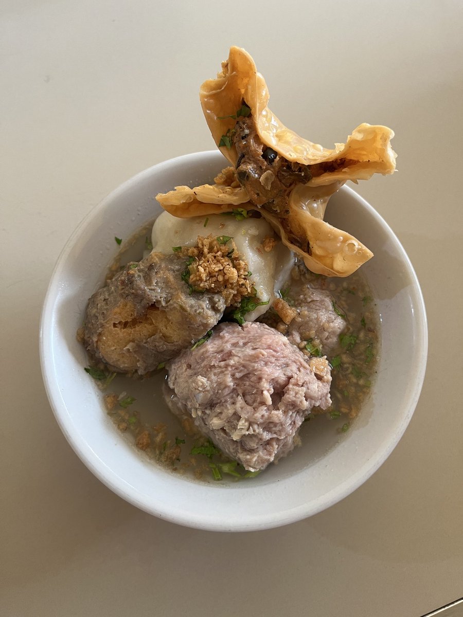 ayikenjoy's tweet photo. kaget aja, pas lagi main di batu, bakso segini banyak full urat, bahkan masih ada pentol kecil 2 biji pula, harga cuman 15.000 🥲. https://t.co/unVmPSDYOM