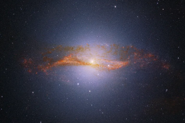 modern_physics_'s tweet photo. صورة عمرها 11 مليون سنة وصلت إلى الأرض الآن.. "ويب" يخترق المجرات

كشف مرصد جيمس ويب الفضائي تفاصيل غير مسبوقة في قلب مجرة "قنطورس إيه"، إحدى أقرب المجرات النشطة إلى الأرض، بعدما تمكنت أدواته العاملة بالأشعة تحت الحمراء من اختراق طبقات كثيفة من الغبار كانت تحجب مركز المجرة عن المراصد التي تعمل في نطاق الضوء المرئي.

تقع المجرة على مسافة نحو 11 مليون سنة ضوئية فقط، وهي مسافة صغيرة نسبيا بالمقاييس الكونية.

وتعني هذه المسافة أن الصورة التي نراها الآن عمرها 11 مليون سنة، حيث خرج الضوء من المجرة، وسافر إلينا هنا في المجموعة الشمسية، ثم التقطته مستشعرات مرصد جيمس ويب.
