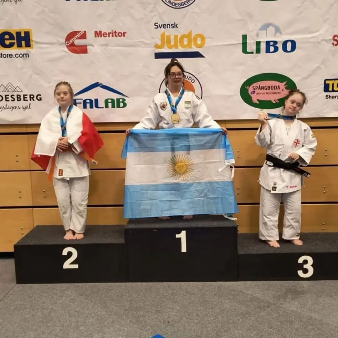 mavica7's tweet photo. 🥋 ¡Campeona del Mundo! 🥇🇦🇷

Con enorme orgullo felicitamos a Lourdes Gatti, quien se consagró campeona del Mundial de Judo para atletas con Síndrome de Down, disputado en Lindesberg, Suecia 🇸🇪 representando de manera extraordinaria a la Argentina.

En su camino hacia el título, Lourdes obtuvo tres contundentes victorias frente a representantes de Polonia, Suiza y Georgia, coronando una actuación histórica que la llevó a lo más alto del podio.

Judoka del Club Banco Nación y formada desde los 9 años en el Dojo Escuela de Judo Rubén Basualdo – Gabriela Valenti, este nuevo logro es el reflejo de años de esfuerzo, constancia y pasión por el judo.

👏 Felicitaciones, Lourdes. Gracias por representar a Santa Fe y a la Argentina con tanto compromiso y por demostrar, una vez más, que el trabajo y la perseverancia no tienen límites. ¡Disfrutá este merecido título mundial! 🇦🇷💙