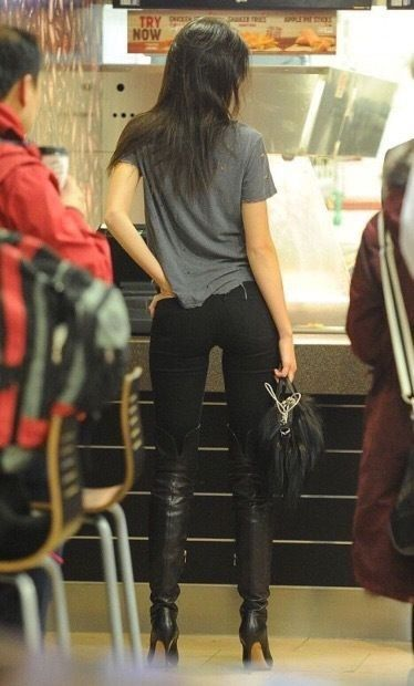 geniuswomanvibe's tweet photo. skinny jeans before ppl said they were ugly https://t.co/WZrAUTdAkr
