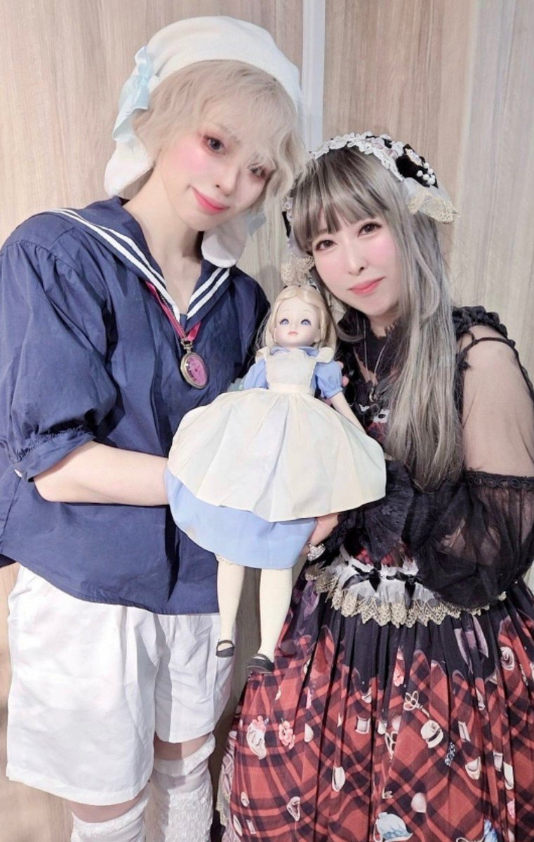 hime_____hime's tweet photo. 『ロリィタ・ハイブロウ・ギャザリング』で憧れの✨りりあ様とのツーショ♡ご一緒させて頂きました♡ありがとうございました〜✨久々にお会いできてめっちゃ嬉しかったです〜‼️素敵すぎる( *´艸`)
#アリス会
#triplefortune
#さとみんのロリィタ https://t.co/OwKC6IncbI