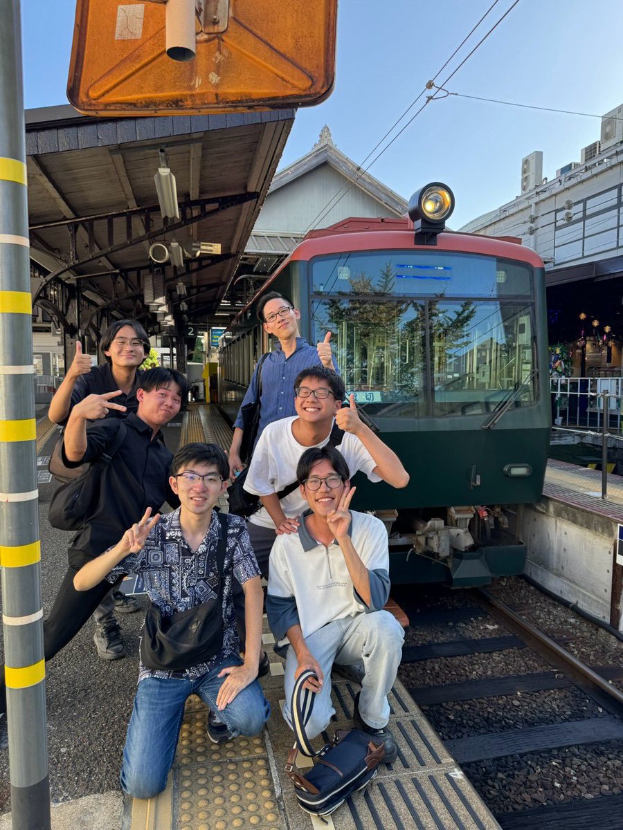 oni_dition's tweet photo. 旧中の人たちより、まさかの電車貸切サプライズを用意していただきました。
バリトンはここ3世代のPLが全員鉄オタということもあり、まさにKG Glee Baritoneらしいサプライズで、なんかもう言葉にならないくらい楽しかったです。

偉大な先輩たちに感謝 https://t.co/074ikdekpA