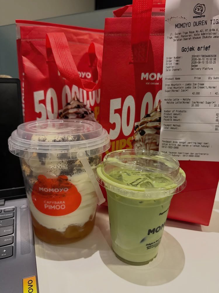 AkatsukiAlpha88's tweet photo. Lagi kerja di kantor, tiba-tiba OB ngasih bingkisan Momoyo.

🧕🏻: “Ini buat saya? Saya nggak order ice cream, Mas.”

👨🏻‍🦱: “Tapi kata Gojek-nya ini buat Mbak.”

Pas dicek bill-nya, ternyata ada nama suamiku. 😌

Oohh beliauu, yg diam-diam beli dan kirim ice cream ke kantor.

Hahaha salting sihh!! ternyata begini ya rasanya dikirimin sesuatu sama suami di tengah jam kerja.

Bukan ice cream-nya yang bikin meleleh…

Orangnya😋