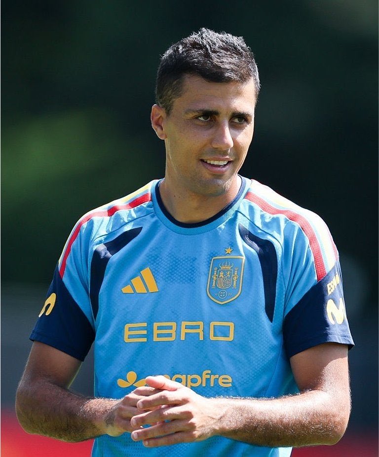 ManagingBarca's tweet photo. 🚨🚨🌕| Rodri’s move to Barcelona is progressing well, with both sides in good harmony.

However, no immediate agreement is expected as negotiations are still ongoing.

[@moillorens] 🔵🔴⌛️ https://t.co/UoF2510IQr