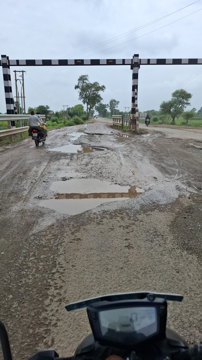 RajkiranParihar's tweet photo. @nitin_gadkari @NHAI_Official
The condition of NH-39 near Gangwariya Village (Nagod, Satna, MP) under the new railway bridge is critical due to severe potholes. It poses a serious safety risk to commuters. Kindly direct urgent repair work. https://t.co/LMqaDf5X2A