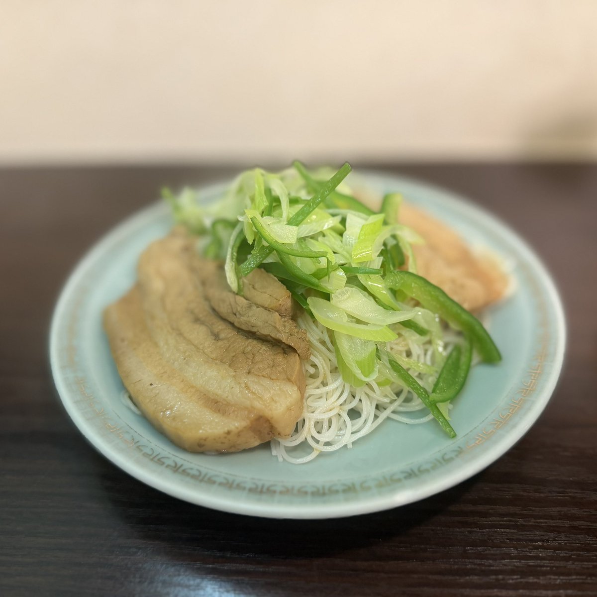 illmatio's tweet photo. 新橋　ビーフン東

ここの焼きビーフンが、どうしようもなく好きだ。現金オンリーなのもストリート感あって好き。

おすすめは煮豚焼きビーフン。
脂の甘みと肉の繊維をきっちり残した、実直で骨太な味。そのままでも十分うまいが、卓上のニンニク醤油を垂らした瞬間、品行方正な中華の顔を脱ぎ捨て、一気に路地裏のストリート仕様へ変貌する。

ちまきも抜かりなし。
餅米は粒立ちと粘りの均衡が絶妙で、蒸し上がりに一分の隙もない。中には旨味を抱えた具材がびっちりと詰まり、味の染み方まで文句なし。

いくら街の表情が変わっても、ここにはまだ古い新橋の体温が残っている。

新橋ストリート、最後の砦。