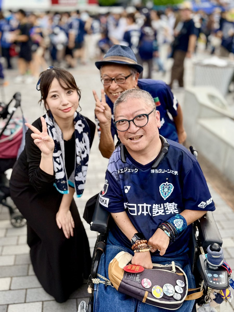 syn11973's tweet photo. 先週のアビスパ開幕戦で最大最高の収穫は"推し"の
「くわはらゆみ」 @ymovoiii さんと念願のツーショットを撮れたこと♡

写真2枚目はチャーリーさんと。
写真3枚目はいつの間にか撮られてた順番を待ってる俺w

#くわはらゆみ #推し #アビスパ福岡 #avispa https://t.co/ObWCWRsGGF