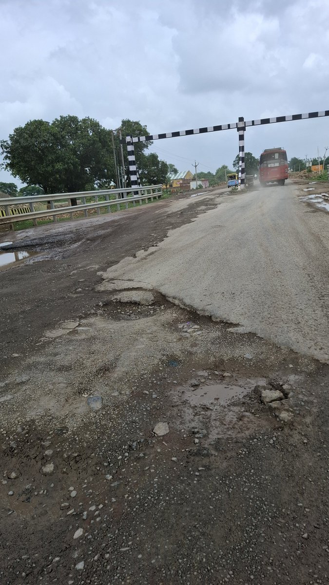 RajkiranParihar's tweet photo. @nitin_gadkari @NHAI_Official
The condition of NH-39 near Gangwariya Village (Nagod, Satna, MP) under the new railway bridge is critical due to severe potholes. It poses a serious safety risk to commuters. Kindly direct urgent repair work. https://t.co/LMqaDf5X2A