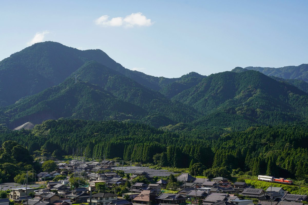 Yukinari_Kapi's tweet photo. 配8722レ DD51 1183＋キハ120 7 亀山配給
追っかけてもう一発
時間ギリギリだったので急いで登ってなんとか撮れた https://t.co/61XT2BvLMu
