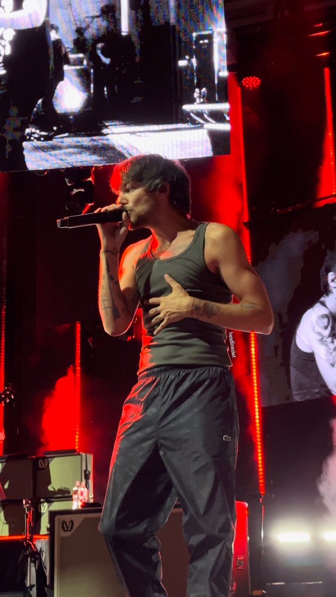 blowjobrrry's tweet photo. Louis “I don’t work out” Tomlinson https://t.co/ggJLIPa4Fr