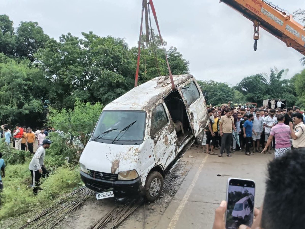 Bablupandit27's tweet photo. अत्यंत दुःखद 

सतवास तहसील के ग्राम धासड़ के 11 परिजनों पढ़ाना जिला राजगढ़ नाले में वाहन बह जाने की अत्यंत दुःखद एवं पीड़ादायक घटना है जिसमे ग्रामीणों के सहयोग से 2 लोग की जान बचा ली गई है 9 की मृत्यु हो चुकी है ।

ॐ शांति।

@drnarottammisra 
@DrMohanYadav51 
@collectorrajga1 https://t.co/98RxnXo0gp
