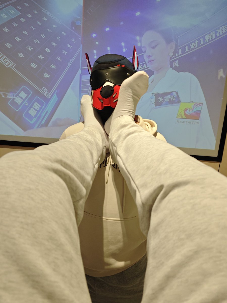 xiaozhao1S88's tweet photo. 和阿光一起玩，他跪在地上要闻我🦶，没办法，想做小狗只能满足他咯😏😏 https://t.co/Vy72F7Unmw