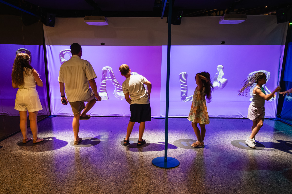 CACiencies's tweet photo. 💃La nueva exposición #BailarElArtedeMoverse es una muestra interactiva que anima a participar, girar, saltar y realizar coreografías e interactuar con otras personas

Una reflexión personal y colectiva sobre nuestra relación y experiencia con el baile

#MuseudelesCiències https://t.co/tHoqpszos4
